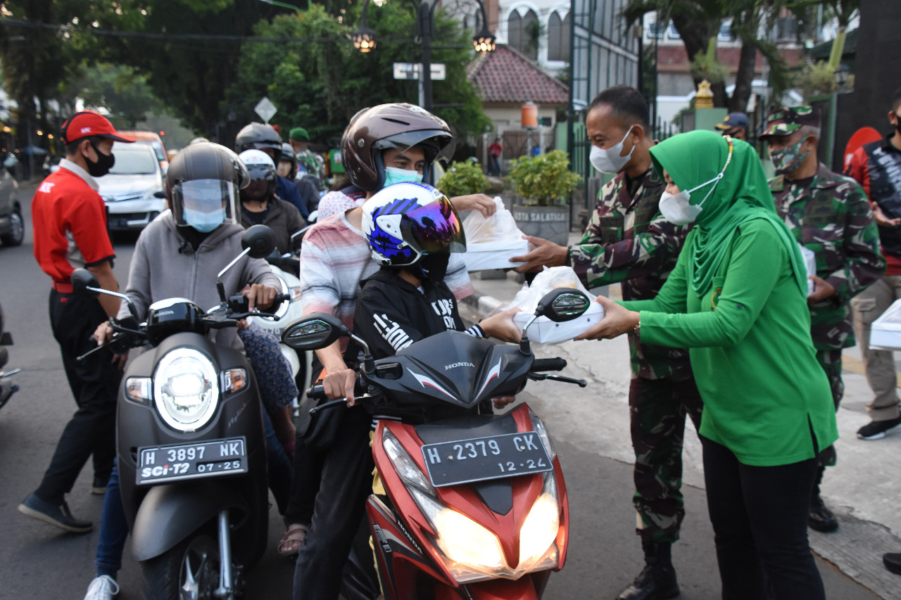 Berkah Ramadhan, Prajurit Korem 073/MKT Bagikan Takjil Dan Nasi Kotak Kepada Masyarakat